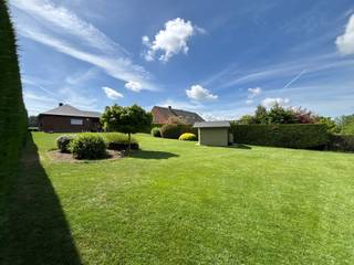 <p><span>VIAGER OCCUPE. Située au calme, au coeur de la campagne de Ath, superbe villa de plain pied offrant deux chambres, un garage et un grand jardin. Il est vendu en viager occupé sur deux têtes (86 ans). Bouquet de 50 000 €. Rente de 900 € par mois pendant 10 ans indexée et usufruit A VIE. En cas d'abandon de l'usufruit, rente complémentaire de 1200 € indexés. Elle se compose d'un hall d'entrée vers le grand et lumineux séjour de 30 m² donnant accès à la terrasse et au grand jardin équipé d'un chalet de jardin. Une cuisine équipée de 10 m² et son cellier attenant. Via le hall de nuit, deux belles chambres de 15 et 8 m². Une salle de bain équipée d'une baignoire, d'un meuble évier et d'une cabine de douche. WC séparé. A l'étage, un bel espace aménageable de 20 m² offrant la possibilité d'accueillir une chambre supplémentaire. Garage avec porte sectionnelle électrique. Châssis double vitrage bois. CC au mazout. Adoucisseur d'eau. Portail électrique. Système de caméra de surveillance. PEB E. Bouquet, frais d'agence et frais d'acquisitions payables à l'acte. Infos et visites au 02/355.50.55.</span></p>