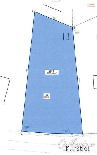Droomt u ervan om uw eigen villa te bouwen op één van de mooiste locaties van Koningshof? Dan is deze uitzonderlijke bouwgrond precies wat u zoekt.<br /><br />Gelegen in het hart van het gegeerde Koningshof biedt dit prachtige, zuidgerichte perceel van ca. 2.000 m² een zeldzame combinatie van rust, privacy en een exclusieve woonomgeving. Hier woont u midden in het groen, terwijl alle belangrijke voorzieningen en verbindingswegen zich op korte afstand bevinden.<br /><br />De ruime bouwvoorschriften laten de realisatie toe van een stijlvolle, residentiële villa met royale leefruimtes en een optimale relatie tussen woning en tuin. Dankzij de ideale zuidoriëntatie geniet u de hele dag van zon en natuurlijk licht, terwijl de achtertuin een oase van rust en privacy vormt.<br /><br />Om het uitzonderlijke potentieel van dit perceel te illustreren, werd reeds een ontwerp uitgewerkt en technisch doorgerekend. De plannen tonen perfect welke prachtige villa hier gerealiseerd kan worden, maar vormen louter een inspiratiebron. U bent volledig vrij om uw eigen woonproject vorm te geven.<br /><br />Een bouwgrond als deze komt zelden op de markt. Een unieke kans voor wie zijn droomwoning wil realiseren op een absolute toplocatie in Koningshof.<br /><br />Wenst u meer informatie over de bouwmogelijkheden, de stedenbouwkundige voorschriften of het uitgewerkte ontwerp? Neem dan gerust contact met mij op. Ik help u graag verder.<br />Catherine – 0472 23 14 51 – welkom@catherinevastgoed.be