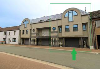 <p><span>Op zoek naar een woning die ruimte, comfort en een adembenemend uitzicht combineert? Dan is dit uniek pand aan de Grotestraat 332 in Kotem precies wat u zoek!</span></p><p><span>Hier woont u elke dag met de Maas als decor, omringd door rust en natuur, en toch vlakbij alle voorzieningen.</span></p><p><span>Gelijkvloers</span></p><p><span>Via de automatische poort betreedt u de zeer ruime inpandige garage. Hier is plaats voor twee wagens, fietsen en extra opslag. Op dit niveau bevindt zich ook een eerste badkamer met douche, toilet, wastafel en aansluiting wasmachine, wat dit verdiep praktisch en veelzijdig maakt. Achteraan sluit de garage aan op een ruimte met geïntegreerde sauna. Vanuit hier heeft u directe toegang tot een fraai aangelegd terras en prachtige tuin!</span></p><p><span>Eerste verdieping</span></p><p><span>De inkomhal op de eerste verdieping geeft u toegang tot twee slaapkamers, waarvan één is uitgerust met een geïntegreerde badkamer. Deze kamer heeft een open en luxueus karakter, ideaal voor wie houdt van een moderne, loftachtige sfeer.</span><span> </span><span> <br />Er is tevens op deze verdieping een gastentoilet aanwezig en een volledig uitgeruste keuken met eetkamer. De keuken is uitgerust met stoomoven, oven, combi-oven, vaatwasmachine, inductiekookplaat met dampkap en dubbele spoelbak. Dit alles afgewerkt met een granieten werkblad. </span></p><h4><span>Tweede verdieping </span></h4><p><span>De bovenste verdieping is volledig ingericht als woonkamer en is zonder twijfel de absolute blikvanger van deze woning. De ruimte ademt gezelligheid en klasse: de hoge plafonds en de houthaard zorgen voor warmte en sfeer!<br />Dankzij het hoge plafond is er de mogelijkheid om een mezzanine te creëren, ideaal als extra slaapruimte</span><span>. </span><span>Via een schuifpui komt u op het ruime terras met zonneluifel, een heerlijke plek om te genieten met een magnifiek uitzicht over de Maas! Hier bevindt zich ook nog een extra bergruimte, ideaal om alles netjes op te bergen.</span></p><h4><span>Extra comfort &amp; voorzieningen</span></h4><ul><li><span>EPC-label C energiezuinige woning</span></li><li><span>Vloerverwarming </span></li><li><span>Elektrische garagepoort</span></li><li><span>Houthaard in de leefruimte</span></li><li><span>Geïntegreerde geluidsinstallatie</span></li><li><span>Sauna in het bijgebouw</span></li></ul><p><span>Tuin</span></p><p><span>Achteraan de woning ligt een fraai aangelegde tuin die rust en privacy biedt. Naast het mooie groen vindt u er ook verschillende fruitstruiken met blauwe bessen, rode bessen en kruisbessen, ideaal om in de zomer zelf te plukken en te genieten van wat de tuin te bieden heeft.</span><span> </span><span>Een groot pluspunt is dat de tuin ook bereikbaar is via een poort aan de achterzijde (bereikbaar met de wagen via de Moerdijkstraat). Zo combineert u gemak met functionaliteit!</span></p><h4><span>Ligging</span></h4><p><span>De woning geniet een zeldzame en unieke ligging: vlak langs de Maas met kilometerslange fiets- en wandelroutes voor de deur. Toch bent u vlot verbonden met Maasmechelen, Lanaken, Genk en Maastricht, en liggen winkels en scholen binnen handbereik</span><span>. </span></p><p><span> </span></p><p><span>Maak snel een afspraak voor een bezoek en laat u overtuigen door de charme van deze unieke woning: 0484.35.70.31 of diana@jemar.be!</span></p>