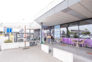 Het Eetcafé 'Salut les Copains' is gelegen op de site van de 'Carrefour' te Sint-Eloois-Vijve. U kunt hier genieten van heerlijke gerechten en drankjes in een gezellige en ontspannen sfeer.<br />Deze horecazaak biedt plaats voor 45 eters(oppervlakte van 138m²) en is voorzien van een geïnstalleerde keuken, toog, sanitair blok en buitenterras voor een 25tal klanten. <br /><br />Men kan hier even verpozen tijdens het shoppen naar uw basisbehoeften, kledij, schoeisel of elektronica.<br /><br />* extra troeven: <br />- instapklaar en zeer verzorgd<br />- goede locatie<br />- zonneterras<br />- gratis parkeergelegenheid over de volledige site<br />- vrij van brouwer<br />- volledig bemeubeld<br /><br />Wilt u info over deze overname, contacteer tom@immoroba.be