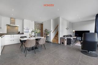 Graag stellen wij u dit duplex-appartement met 3 slaapkamers voor. De woonst bevindt zich op een uiterst centrale locatie, op wandelafstand van...