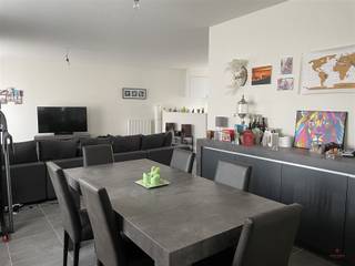 Recent 2-slaapkamerappartement met garage nabij UZ GentDit leuk appartement is gelegen op de eerste verdieping van een kleine residentie, dicht bij...