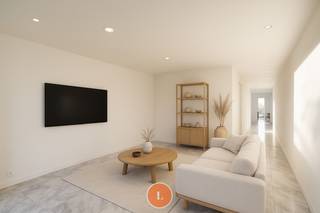 <span><strong>SCHRIJF JE ONLINE IN VOOR HET BEZOEKMOMENT: 30 november 11u00 - 13u00</strong></span><br /><br /><strong>Woonhuis gedeeltelijk ingericht als kapperszaak en gemakkelijk te veranderen in trendy woning.</strong><br /><br />Deze verzorgde woning straalt kwaliteit uit dankzij het gebruik van duurzame en hoogwaardige materialen.<br />Het pand wordt momenteel gebruikt als kapperszaak, maar leent zich perfect voor volwaardig wonen dankzij de doordachte en functionele indeling.<br />Bij het betreden van de woning kom je binnen in een het woonkamer gedeelte aan de voorzijde, gevolgd door een <strong>li chtrijk</strong> eetruimte gedeelte met aansluitend dekeuken. Deze <strong>open leefruimte</strong> biedt zicht op de onderhoudsvriendelijke <strong>binnentuin</strong>.<br /><br />Een extra troef is de <strong>praktische berging/wasruimte</strong> op het gelijkvloers. Achteraan de woning vind je bovendien een <strong>garage</strong>, wat in combinatie met de goede parkeermogelijkheden vooraan een groot voordeel vormt voor bewoners én bezoekers.<br /><br />Op de bovenverdieping bevinden zich <strong>drie volwaardige slaapkamers</strong> en <strong>twee </strong>comfortabele <strong>badkamers</strong>.<br /><br />Tot slot is de woning <strong>volledig instapklaar</strong>, met <strong>conforme elektriciteit en geen renovatieverplichting.</strong><br /><br />PLUSPUNTEN:<br />- Instapklaar en kwalitatief afgewerkt<br />- Geschikt als woning of voor zelfstandige activiteit<br />- Garage achteraan en parkeergelegenheid vooraan<br />- Centrale ligging met vlotte bereikbaarheid<br /><br />Meer informatie of interesse in een bezichtiging? Tamara helpt je graag verder 0475 55 01 13- tamara@immolietaer.be<br /><br />Alle informatie van deze woning en ons volledig aanbod op www.immolietaer.be