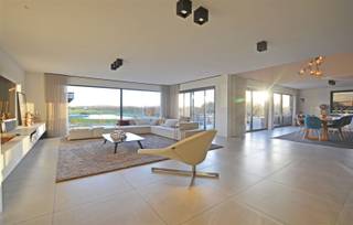 <p><span>Via de inkomhal, met een ruime berging en gastentoilet, betreedt u de leefruimte. Deze bestaat uit een open en lichtrijke living/zithoek met gashaard, een eetgedeelte en een volledig ingerichte open leefkeuken. De keuken is uitgerust met een kookeiland, dubbele lavabo, oven en stoomoven, twee warmhoudlades, een teppanyaki-plaat en een wijnfrigo, alle toestellen van Miele.</span></p><p><span> </span></p><p><span>Op de eerste verdieping bevindt zich de masterbedroom met ensuite badkamer, voorzien van een dubbele inloopdouche, dubbele wastafel en een aparte dressing met inbouwkasten. Daarnaast zijn er nog twee slaapkamers, elk uitgerust met ingebouwde kasten, een apart toilet en een badkamer met ligbad en inloopdouche.</span></p><p><span> </span></p><p><span>De woning is volledig onderkelderd en voorzien van een aparte wasplaats, een grote polyvalente ruimte, een aparte wijnkelder en een dubbele inpandige garage. </span></p><p><span> </span></p><p><span>Er werd gebruikgemaakt van hoogwaardige materialen zoals (moeras)eik, (cappuccino)marmer en natuursteen. Alles is ontworpen met aandacht voor comfort, wat resulteert in een hedendaagse en ruime villa met grote raampartijen die zorgen voor een overvloed aan licht en prachtige zichten op de tuin.</span></p><p><span> </span></p><p><span>Vanuit de volledige woning geniet u van een weids uitzicht op de zuidgerichte tuin en de achterliggende velden. De tuin is volledig omheind en voorzien van een zwemvijver. Verder zijn er een tuinberging en een poolhouse met westgericht overdekt terras, uitgerust met douche- en toiletvoorziening.</span></p><p><span> </span></p><p><span>Extra’s: hoge plafonds, vloerverwarming, gashaard, overal zonnewering (elektrische in living en master), dimlichten, alarm, aparte gekoelde wijnkelder, aluminium ramen, parlofoon, automatische poort, regenwaterput van 10.000 liter, zwemvijver, …</span></p><p><span> </span></p><p><span> </span></p><p><span> </span></p><p><span> </span></p>