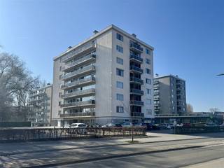 <p>In de verzorgde Residentie Talmar in Willebroek bevindt zich dit aangename drieslaapkamerappartement, ideaal gelegen nabij het centrum en met een vlotte verbinding naar de A12 richting Antwerpen en Brussel. De ligging biedt het beste van twee werelden: rust en comfort op wandelafstand van winkels, scholen en openbaar vervoer, gecombineerd met een uitstekende bereikbaarheid.</p><p>Bij het betreden van het appartement kom je in een ruime inkomhal die toegang geeft tot de lichtrijke leefruimte met eetgedeelte. Grote raampartijen zorgen voor een overvloed aan natuurlijk licht en bieden een mooi uitzicht op de omgeving. De praktische keuken sluit naadloos aan op de woonkamer en is uitgerust met voldoende kastruimte en werkoppervlak.</p><p>Verder beschikt het appartement over drie volwaardige slaapkamers, een badkamer met inloopdouche en dubbele wastafel, een aparte berging en een gastentoilet.</p><p>Aan beide zijden van het appartement bevinden zich twee aangename terrassen, waar je op elk moment van de dag van de zon kunt genieten.</p><p>De residentie beschikt bovendien over een gemeenschappelijke fietsenstalling. Als extra troef hoort bij het appartement een privatieve, volledig inpandige garagebox, optioneel aan te kopen voor €27.000.</p>