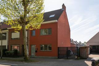 Ontdek deze aantrekkelijke halfopen bebouwing in Brasschaat. Deze woning combineert comfort, ruimte en een mooie, tijdloze afwerking – ideaal...