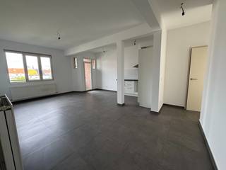 2 slaapkamer appartement bevindt zich op de 2de verdieping in een gebouw zonder lift. Ruime gemeenschappelijke tuin aanwezig, fietsenberging en afvalberging.<br /><br />Leefruimte van 22m² met half open ingerichte keuken voorzien van koelkast en keramisch kookvuur, klein balkon aan de voorzijde en achterzijde. Twee slaapkamers van 14m² en 10m², badkamer met douche en apart toilet. Er is eveneens een private kelder ruimte.<br /><br />Beschikbaar vanaf 1 oktober <br /><br />€115 maandelijkse provisiekosten voor verwarming, onderhoud en verbruik van de algemene delen, brandverzekering, afval containers en onderhoud gemeenschappelijke tuin.<br /><br />Elektriciteit en water aparte meter. 