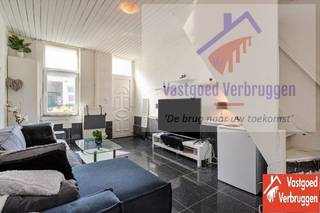 Ben je op zoek naar een eerste thuis of wil je je spaarcenten stressloos laten groeien door te investeren in vastgoed: deze gezellige rijwoning in centrum Aalst is in beide gevallen dé ideale woonst voor jou!<br /><br />Gelegen in het centrum, liggen scholen, winkels, openbaar vervoer etc allemaal écht op wandelafstand. <br /><br />Op het gelijkvloers is een woonkamer, keuken en badkamer met toilet en inloopdouche. Op de eerste verdieping vinden we een eerste slaapkamer en bureau en de zolder is met een vaste trap bereikbaar en doet eveneens dienst als volwaardige slaapkamer.<br /><br />De elektriciteit werd conform gekeurd en de woning beschikt over een conformiteitsattest in kader van verhuur. Momenteel verhuurd aan 650 euro/maand.<br /><br />De woning beschikt niet over een terras of een tuin, maar het stadspark en enkele stadspleinen liggen op enkele minuten wandelen van het huis.<br /><br />Voor meer info of een bezoek: contacteer ons op nr 053/666.446 of mail naar tejo@vastgoedverbruggen.be<br /><br />Vaste prijs !