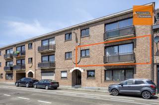 <p><span>Ruim appartement met 3 slaapkamers en garagebox</span></p><p><span>Dit verzorgde appartement in Kortenberg combineert ruimte, comfort en een uitstekende bereikbaarheid. De lichtrijke woonkamer met grote raampartijen biedt een aangename leefruimte en geeft toegang tot het balkon. De praktische keuken is goed onderhouden en functioneel ingericht voor dagelijks gebruik.</span></p><p><span>Het appartement beschikt over drie volwaardige slaapkamers, waaronder een ruime master bedroom met toegang tot het balkon aan de achterzijde. De badkamer is uitgerust met een ligbad, dubbele wastafel en spiegelkast. Daarnaast is er een apart toilet aanwezig.</span></p><p><span>Extra troeven zijn de privatieve kelder, een praktische berging met aansluitingen voor wasmachine en droogkast, en een garagebox waar u uw wagen veilig kunt parkeren.</span></p><p><span>Gelegen in een goed onderhouden gebouw, nabij winkels, scholen, openbaar vervoer en belangrijke invalswegen, is dit appartement de ideale keuze voor wie op zoek is naar comfortabel wonen op een centrale locatie.</span></p><p><span> </span></p><p><span>Scoop sale! Bezoekmomenten op afspraak opwoensdag 17 juni van 13u-16u en zaterdag 20 juni van 9u30-12u. </span></p><p><span> </span></p><p><span>De vermelde prijs is een vanafprijs; biedingen mogelijk vanaf €319.000.</span></p><p><span> </span></p><p><span>Neem vandaag nog contact op voor meer informatie of om een bezoek in te plannen.</span></p><p><span> </span></p><p><span> </span></p>