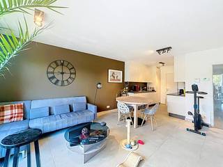 Schaarbeek: Ontdek dit moderne appartement in Schaarbeek. Dit appartement, gebouwd in 2021, is een ideale woonst voor wie comfortabel en centraal wil wonen. <br /><br />Gelegen in een stedelijke omgeving met winkels, horeca en goede verbinding met het stadscentrum en het openbaar vervoer (station Brussel-Noord).<br /><br />Indeling: <br />- Lichtrijke woonkamer met aansluitende keuken en toegang tot het terras aan de voorzijde<br />- Keuken met aansluitende praktische bergruimte<br />- Nachthal met apart toilet en berging<br />- 1 slaapkamer<br />- Uitgeruste badkamer<br /><br />Extra troeven:<br />- Terras aan de voorzijde (4m²)<br />- Extra terras aan de achterzijde (9m²)<br />- Privatieve kelder<br />- Parkeerplaats in de ondergrondse garage <br /><br />Huurprijs en kosten: totale maandelijkse kost van € 1.150.<br />De huurprijs bedraagt € 1050 per maand, met een provisie van € 100 per maand voor de gemeenschappelijke kosten van het gebouw. Alle individuele verbruikskosten, waaronder gas, water, elektriciteit en internet, zijn afzonderlijk ten laste van de huurder.<br /><br />Ligging en omgeving:<br />Het appartement bevindt zich in de Vooruitgangsstraat in Schaarbeek, op een strategische locatie in het Brusselse stadsweefsel. De buurt biedt een mix van winkels, handelszaken, eetgelegenheden en openbaar vervoer. Ook het stadscentrum, het station Brussel-Noord en de omgeving van Tour & Taxis zijn vlot bereikbaar. De nabijheid van belangrijke verbindingswegen en openbaar vervoer maakt dit appartement interessant voor wie in Brussel werkt of zich regelmatig door de stad verplaatst.<br /><br />Interesse in dit pand? Dien vandaag nog uw kandidatuur in via Dewaele.com!