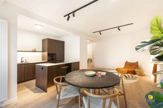 <p><span>Stijlvol gerenoveerd 2-slaapkamerappartement met zonnig terras te Berchem - Harmonie</span></p><p><span>Ontdek dit prachtig gerenoveerde appartement van 95 m² met een ruim terras van 10 m² aan de achterzijde, gelegen in een goed onderhouden gebouw in Berchem. Dankzij de doordachte renovatie met kwalitatieve materialen, overvloedige lichtinval en een energiezuinig EPC-label B, biedt dit appartement een perfect evenwicht tussen comfort, stijl en duurzaamheid.</span></p><p><span> </span></p><p><span>Indeling</span></p><p><span>Bij binnenkomst betreed je een aangename inkomhal met veiligheidsdeur, die meteen de toon zet voor de rest van het appartement: een combinatie van kwaliteitsvolle afwerking en functionele indeling.</span></p><p><span> </span></p><p><span>De ruime leefruimte geniet de hele voormiddag van zonlicht dankzij de grote raampartijen die doorlopen tot op de vloer wat zorgt voor een heerlijk open en luchtig gevoel. In de lente en zomer valt het zonlicht prachtig binnen in de living en keuken, wat deze ruimte nog aangenamer maakt.</span></p><p><span> </span></p><p><span>De open keuken is een echte blikvanger, uitgevoerd in hoogwaardige materialen met keramisch werkblad, inductiekookplaat, vaatwasser, ijskast, combi-oven en kwaliteitsvolle kasten met 10 jaar garantie. De keukentoestellen genieten nog 5 jaar garantie, wat de degelijkheid van deze renovatie extra onderstreept.</span></p><p><span> </span></p><p><span>Verder zijn er twee ruime slaapkamers met veel lichtinval en een aparte berging met aansluiting voor wasmachine en droogkast. De badkamer sluit perfect aan bij de natuurlijke elegantie van het interieur, met een stijlvolle tegelvloer die harmonieus aansluit op de geoliede parketvloer in natuurlijke eik die naadloos doorloopt doorheen het volledige appartement.</span></p><p><span> </span></p><p><span>Vanuit de slaapkamers heb je toegang tot het zonnige terras van ca. 10 m² aan de achterzijde, waar je geniet van veel privacy en een rustig uitzicht een ideale plek om te ontspannen na een drukke dag.</span></p><p><span> </span></p><p><span>Extra troeven</span></p><p><span>- Bewoonbare oppervlakte: 95 m² + 10 m² terras</span></p><p><span>- Energiezuinig EPC-label B</span></p><p><span>- Kelderberging inbegrepen</span></p><p><span>- Gemeenschappelijke fietsenberging in het gebouw</span></p><p><span>- Veiligheidsdeur en akoestische beglazing</span></p><p><span>- High-end ledverlichting met 5 jaar garantie inbegrepen</span></p><p><span>- Volledige renovatie uitgevoerd door Belgische aannemer</span></p><p><span>- Privé verwarmings- en waterverbruik inbegrepen in de gemeenschappelijke kosten.</span></p><p><span>- Elektriciteit conform AREI en asbestvrij</span></p><p><span> </span></p><p><span>Dit appartement biedt alles wat je mag verwachten van een moderne, energiezuinige woning: kwalitatieve afwerking, overvloedig daglicht, een rustige ligging en praktische voorzieningen zoals een kelder en fietsenstalling. Een ideale keuze voor wie op zoek is naar instapklaar comfort in het hart van Berchem.</span></p>