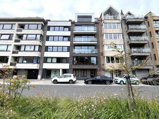 <span><span>Un bel appartement avec 2/3 chambres à coucher et une terrasse plein sud, bien situé près de la digue de mer et le centre de Heist. Cet appartement entièrement neuf comprend un hall d'entrée avec W.C., séjour avec cuisine ouverte avec tous les instruments, débarras, 2 chambres à coucher spacieuses ouvrant sur la terrasse ensoleillée, 3ème chambre à coucher ou bureau, salle de bains avec douche à l'italienne et baignoire. Cave privative dans l'immeuble. Libre à partir de 01 septembre ou 01 octobre2026. + 75 €/mois de frais de syndic.</span></span>