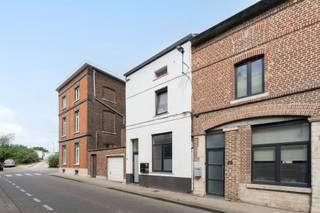 Investissez dans un immeuble locatif rénové avec un excellent potentiel de rendement !Découvrez cette magnifique propriété d'investissement...