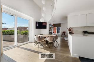 <p><span>UITZONDERLIJK RUIM APPARTEMENT VAN 161m² MET GROOT TERRAS EN GARAGE IN HARTJE SINT-TRUIDEN</span></p><p><span> </span></p><p><span>Bent u op zoek naar een bijzonder ruim appartement met een hoogwaardige afwerking, een royaal terras en een uitstekende ligging? Dan is dit appartement in het bruisende centrum van Sint-Truiden beslist een bezoek waard!</span><span><br /><br /></span><span>Dit prachtige appartement, met een bewoonbare oppervlakte van maar liefst 161 m², combineert ruimte, comfort en een uitstekende afwerkingskwaliteit. Dankzij de doordachte indeling, de aangename lichtinval en het gebruik van zeer degelijke en kwalitatieve materialen geniet u hier van een bijzonder aangename woonomgeving.</span><span><br /><br /></span><span>Bij het betreden van het appartement wordt u meteen verwelkomd door een ruimtelijk en verzorgd interieur. De lichtrijke leefruimte vormt het hart van de woning en biedt alle mogelijkheden om een gezellige zithoek en een volwaardige eetplaats in te richten. De grote raampartijen zorgen voor een overvloed aan natuurlijk daglicht en versterken het open en aangename ruimtegevoel.</span><span><br /><br /></span><span>Een van de absolute blikvangers is zonder twijfel het uitzonderlijk ruime terras. Hier geniet u in alle comfort van het buitenleven, met een prachtig uitzicht over de karaktervolle daken en de historische binnenstad van Sint-Truiden. Een heerlijke plek om te ontspannen, gezellig te tafelen of gasten te ontvangen.</span><span><br /><br /></span><span>Op de bovenverdieping bevinden zich twee volwaardige slaapkamers, die tal van mogelijkheden bieden voor een comfortabele inrichting. Daarnaast beschikt deze verdieping over een badkamer, uitgerust met zowel een ligbad als een douche, zodat u kunt genieten van optimaal comfort. Verder zijn er een afzonderlijk toilet en een praktische wasplaats voorzien, wat het dagelijkse gebruiksgemak aanzienlijk verhoogt.</span><span><br /><br /></span><span>Een bijkomende troef is de aanwezigheid van een garage, een bijzonder waardevolle meerwaarde op deze centrale locatie.</span><span><br /><br /></span><span>De ligging vormt een absoluut pluspunt. Het appartement bevindt zich midden in het centrum van Sint-Truiden, op wandelafstand van de Grote Markt, winkels, gezellige horecazaken en tal van andere voorzieningen. U geniet hier van alle voordelen van het stadsleven, terwijl u thuis beschikt over een uitzonderlijke hoeveelheid woonruimte en een royaal terras.</span><span><br /><br /></span><span>Kortom: dit appartement is een unieke opportuniteit voor wie op zoek is naar een combinatie van ruimte, kwaliteit en een topligging in het centrum van Sint-Truiden. De royale bewoonbare oppervlakte, het uitzonderlijk grote terras en de aanwezigheid van een garage maken dit tot een bijzonder aantrekkelijk geheel.</span><span><br /><br /></span><span>Bent u gecharmeerd door dit pand? Contacteer ons dan snel op het nummer </span><span>011 36 24 24 </span><span>of via info@canius.be.</span></p><p><span> </span></p><p><span>De vermelde oppervlaktes zijn slechts een indicatie. Canius Real Estate kan niet verantwoordelijk gesteld worden voor de juistheid van de door zijn verstrekte gegevens.</span></p><p><span> </span></p>
