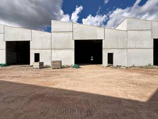 Nieuwe KMO-units te Roeselare, een modern en duurzaam bedrijventerrein bestaande uit 10 loodsen.<br /><br />In dit nieuwe KMO-park, *ARDOPOORT*, bieden wij een loods van 321,60 m² te koop aan, voorzien van een regenwaterput van 3000 liters. Er zijn ook 4 parkeerplaatsen te koop bij deze unit.<br /><br />Deze UNIT (nr. G) heeft een strategische ligging te Roeselare. Het bedrijventerrein is ideaal voor kleine en middelgrote ondernemingen die op zoek zijn naar een functionele, duurzame en goed bereikbare uitvalsbasis in West-Vlaanderen.<br /><br />Interesse? Neem contact met ons op voor meer info of een bezoek ter plaatse. De prijs is exclusief 21% BTW en exclusief kosten notaris, aansluitingskosten, ....