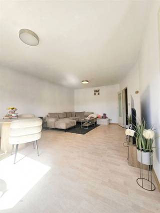 <p><span>COLONEL SILVERTOPSTRAAT 6 BUS 5, 2850 BOOM</span></p><p><span>Appartement met twee slaapkamers</span></p><p><span> </span></p><p><span>Dit appartement in hartje Boom is klaar voor een nieuwe eigenaar.</span></p><p><span>De locatie is alvast heel centraal want dankzij het handelscentrum zijn winkels en scholen vlakbij.</span></p><p><span>De bereikbaarheid is ideaal en op slechts 150 meter wandelen kan je met de bus richting Antwerpen of Mechelen.</span></p><p><span> </span></p><p><span>Het appartement zelf is goed onderhouden.</span></p><p><span>We vinden er een centrale inkomhal, een leefruimte, aparte keuken met berging, een apart toilet, een volwaardige badkamer en twee slaapkamers.</span></p><p><span>Aan de tweede slaapkamer is een terras dat uitkijkt over het binnenplein.</span></p><p><span> </span></p><p><span>Benieuwd naar meer info of liever een bezoek? Contacteer ons via 03 888 44 01 of via <span>info@immodillen.be</span></span></p><p><span> </span></p>