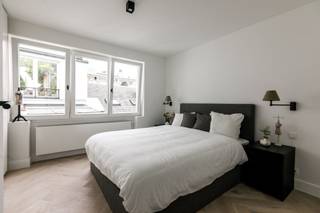 <p><span>Stijlvol gerenoveerd appartement op toplocatie aan Sint-Katelijneplein</span></p><p><span>In het hart van één van de meest gegeerde en trendy buurten van Brussel, vlak bij het Sint-Katelijneplein en de Vismarkt, bevindt zich dit charmante appartement van ca. 80 m², gelegen op de 4de verdieping van een uniek historisch gebouw zonder lift.</span></p><p><span>Het appartement werd in 2020 volledig en smaakvol gerenoveerd, waarbij hedendaags comfort perfect samengaat met het karakter van het gebouw. U komt binnen in een ruime en bijzonder lichtrijke leefruimte met een open, volledig uitgeruste keuken een aangename plek om te ontspannen of gasten te ontvangen.</span></p><p><span>De indeling omvat verder een ruime, rustige slaapkamer en een moderne badkamer met inloopdouche en lavabo. Aansluitend aan de leefruimte bevindt zich nog een extra ruimte die flexibel kan worden ingericht als bureau, dressing of tweede slaapkamer (zonder raam), ideaal voor thuiswerk of logés.</span></p><p><span>De absolute meerwaarde van dit appartement is de uitzonderlijke ligging: midden in een levendige wijk met een uitgebreid aanbod aan restaurants, cafés en winkels, en met openbaar vervoer op wandelafstand.</span></p><p><span>Dankzij de combinatie van ruimte, licht, een kwalitatieve renovatie en een topligging vormt dit appartement zowel een ideale eigen woonst als een interessante investering in het bruisende centrum van Brussel.</span></p><p><span> </span></p>