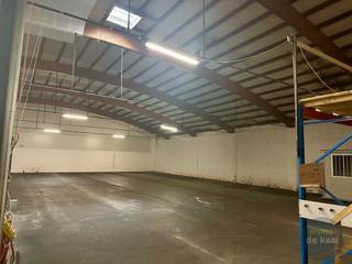 Ruime afgesloten loods van 600m² in industrieterrein van Diksmuide. Toegankelijk via automatische poort met hoge inrijpoort. Onmiddellijk vrij.