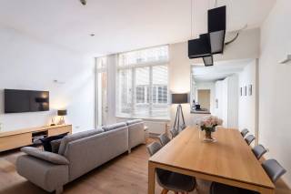 In een charmant en authentiek gebouw bevindt zich dit appartement met terras op de gelijkvloerse verdieping. Gelegen in de Minderbroedersrui bevindt u zich in het hart van het historische centrum van Antwerpen, op wandelafstand van de Grote Markt, de Kathedraal van Onze-Lieve-Vrouw en tal van winkels, restaurants en gezellige cafés. Deze locatie combineert een vlotte bereikbaarheid met een unieke mix van levendige stadsdynamiek en historische charme.<br /><br />Bij het betreden van het appartement komt u terecht in de lichtrijke leefruimte, die naadloos overgaat in de open keuken, uitgerust met kwalitatieve inbouwtoestellen. Vanuit deze ruimte heeft u bovendien rechtstreeks toegang tot het gezellige terras, waar u in alle rust kan genieten van een aangenaam buitenmoment.<br /><br />Aan de achterzijde van het appartement bevindt zich een ruime slaapkamer, voorzien van praktische inbouwkasten. Aansluitend vindt u de badkamer, uitgerust met een royale inloopdouche en een dubbele wastafel met voldoende opbergruimte. Aan de voorzijde bevindt zich een tweede kamer, momenteel ingericht als bureauruimte, die zich dankzij haar flexibiliteit perfect leent als kinder- of logeerkamer.<br /><br />Kortom, een charmant en instapklaar appartement met terras op een toplocatie, ideaal voor wie comfortabel wil wonen in het hart van de stad.<br /><br />Interesse? Contacteer LISTED voor een bezoek: +32 3 283 51 51.