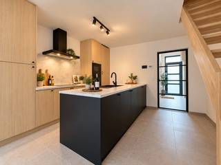 Energiezuinige totaalrenovatie (A) met 3 slaapkamers én zonnige tuin op een gunstige ligging (incl 6 zonnepanelen & vloerverwarming)<br /><br />Bent u op zoek naar een energiezuinige en volledig gerenoveerde woning (2026), gunstig gelegen op fietsafstand van het stadscentrum en met een vlotte bereikbaarheid via de N36 en E403?<br />Dan is deze topper in Rumbeke met alle moderne comfort een echte buitenkans!<br /><br />Dit prachtig gerenoveerde pand (2026) met een bewoonbare oppervlakte van 148m2 combineert stijl, kwaliteit en duurzaamheid en is volledig instapklaar.<br />Dankzij de doordachte renovatie, functionele indeling en de <strong>uitstekende EPC-score (69 kWh/m2)</strong> woont u hier niet alleen comfortabel, maar ook betaalbaar en energiezuinig.<br /><br /><strong>De woning is uitgerust met comfortabele vloerverwarming en 6 zonnepanelen met 2.730 Wp.</strong><br /><br /><u>Een warme thuis met een praktische indeling</u><br />Bij het binnenkomen verwelkomt de inkomhal u meteen in een sfeervol geheel. Het gastentoilet en de handige, meer dan functionele berging/wasplaats bieden extra comfort.<br />De volledig geïnstalleerde keuken (SMEG-toestellen) met eiland en royale opbergruimte is een echte eyecatcher. Hier kunt u gezellig koken en tafelen met familie en vrienden. Grenzend aan de keuken bevindt zich de ruime lichtrijke leefruimte, waar u geniet van een prachtig zicht op de tuin.<br /><br />De tuin is volledig afgesloten met nieuwe omheining, hier kunt u in alle rust en privacy genieten van zonnige dagen op het terras.<br /><br /><u>Ruimte en comfort op de verdiepingen</u><br />Op de eerste verdieping bevindt zich de nachthal, een kinderslaapkamer, een slaapkamer voor de ouders achteraan en een knappe badkamer met inloopdouche, ligbad, dubbele wastafel en toilet.<br />De tweede verdieping (te bereiken via vaste trap) beschikt over een derde slaapkamer.<br /><br /><u>Duurzaam en toekomstgericht wonen</u><br />Deze woning is niet alleen stijlvol en instapklaar, maar ook toekomstgericht, met reeds voorziene leidingen voor de installatie van een warmtepomp. Dankzij de zonnepanelen (2.730 Wp), de regenput en de vloerverwarming geniet u van een lage energiefactuur. Bovendien is de woning asbestveilig en voldoet ze aan alle moderne normen. Een vlotte bereikbaarheid naar het centrum & invalswegen biedt deze eigendom een perfecte mix van rust en mobiliteit.<br /><br /><strong>Een buitenkans in zijn prijsklasse!</strong><br />Deze kwalitatief gerenoveerde woning is een unieke opportuniteit voor wie op zoek is naar betaalbaar, energiezuinig en instapklaar wonen. Laat u verrassen door de materiaalkeuze en het comfort van deze topper.<br /><br />* Bepaalde afbeeldingen zijn digitaal gevisualiseerd en geven een indruk van hoe de woning kan worden ingericht. <br /><br />EPC 69 kWh/m2 (A-Label) - UC3903020<br />Asbestveilig<br /><br />+ Gunstig gelegen gezinswoning met parkeermogelijkheden in de straat<br />+ Aantrekkelijk EPC 69 kWh/m2 (A-Label)<br />+ 6 Zonnepanelen met 2.730Wp<br />+ Geïsoleerd volgens de huidige normen (vloerplaat, plat dak, hellend dak, ...)<br />+ Ruime bewoonbare oppervlakte van 148m2<br />+ Totaalrenovatie in 2026<br />+ Videofoon<br />+ Vloerverwarming<br />+ Regenput voorzien<br />+ Leidingen warmtepomp voorzien<br /><br />KOOP DEZE TOPPER RECHTSTREEKS VAN DE EIGENAAR!<br /><br />0495/56.37.99<br /><br />DEZE WONING WORDT VERKOCHT ZONDER VASTGOEDMAKELAAR!<br /><br />Ook beslist om uw eigendom te verkopen? Bespaar de makelaar dankzij onze reeds bewezen succesformule.