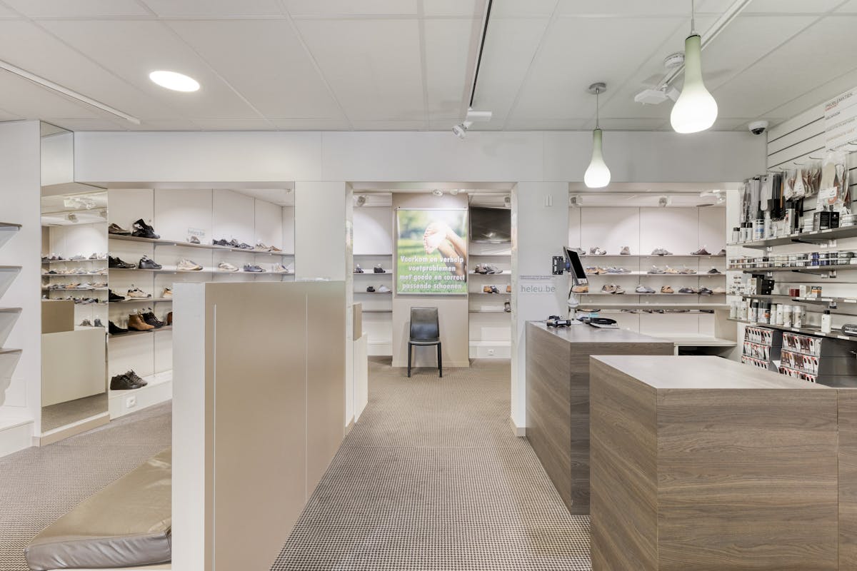 Exceptional commercial property with spacious warehouse in Deinze - photo 3