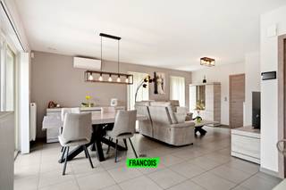 Op zoek naar een instapklare woning te koop in Mesen? Deze perfect onderhouden halfopen bebouwing in de rustige Vredestraat combineert comfort, energiezuinig wonen en een aangename woonomgeving. Met drie slaapkamers, een prachtige tuin en tal van extra voorzieningen is dit de ideale gezinswoning voor wie zorgeloos wil verhuizen.<br /><br />Bij het betreden van de woning komt u binnen in een verzorgde inkomhal met gastentoilet. De lichtrijke leefruimte met eetplaats sluit naadloos aan op de volledig ingerichte keuken, voorzien van alle nodige toestellen. Aansluitend bevindt zich de garage met praktische opbergmogelijkheden. Op de eerste verdieping geeft de nachthal toegang tot drie volwaardige slaapkamers en een badkamer uitgerust met douche, toilet en wasmeubel. Daarnaast beschikt de woning over een zolder die extra bergruimte biedt.<br /><br />Buiten geniet u van een bijzonder verzorgde tuin met meerdere terrassen, waardoor u op elk moment van de dag een plekje in de zon of schaduw vindt. Het tuinhuis, de afgesloten overdekte carport en de ruime oprit maken het geheel compleet. Dankzij de rustige residentiële ligging in Mesen woont u hier in alle sereniteit, terwijl dagelijkse voorzieningen vlot bereikbaar blijven.<br /><br />Bent u benieuwd naar deze ruime woning te koop in Mesen? Contacteer Manon van Immo Francois voor een bezoek ter plaatse. Wij begeleiden u graag bij uw vastgoedplannen in Mesen, Heuvelland, Poperinge en Vleteren.<br /><br />Denkt u eraan om uw woning in Mesen te verkopen? Neem vrijblijvend contact op met Manon van Immo Francois voor een gratis schatting via manon@immofrancois.be.<br /><br />