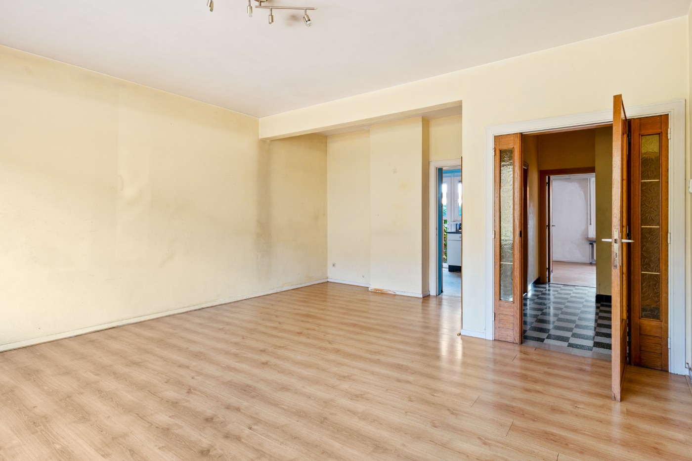 Te renoveren opbrengsteigendom met 3 app. en 3 garageboxen - foto 4