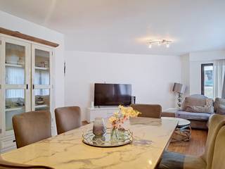 <p><span>Gelegen aan de Stationlei 1 in Vilvoorde, op de tweede verdieping, bevindt zich dit praktisch ingedeelde appartement bestaande uit een inkomhal met vestiaire, ruime leefruimte met balkon, een ingerichte keuken, twee slaapkamers waarvan één met balkon , een aparte wasplaats en een badkamer met zowel douche als ligbad.<br /><br />Dankzij de uitstekende en centrale ligging, nabij het station, winkels, openbaar vervoer en belangrijke verbindingswegen, is dit appartement bijzonder interessant voor zowel investeerders als privé.<br /><br />Mogelijkeid tot aankoop binnenstaanplaats + 25.000 €<br /><br />Een veelzijdig pand met sterk verhuurpotentieel en een aantrekkelijke ligging. Ideaal als investering of als comfortabele gezinswoning.<br /><br />Interesse? Contacteer ons voor meer informatie of een bezoek 02/262.45.78 - meise@weinvest.be</span><strong><span></span></strong></p>