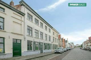 Karaktervolle stadsparel met authentieke elementen en verrassend veel ruimte. Achter de charmante gevel schuilt een bijzonder pand met royale leefruimtes, prachtige glas-in-loodramen, houten lambriseringen, sierlijke schouwen en zichtbare balken die het geheel een uniek karakter geven. De verschillende kamers en polyvalente ruimtes bieden volop mogelijkheden voor een stijlvolle stadswoning, woon-werkcombinatie of creatieve invulling.<br /><br />Een absolute troef is de rustige stadstuin, een zeldzame buitenruimte midden in de Brugse binnenstad. Een pand met ziel, ruimte en architecturale charme, op een prachtige historische locatie in de Boeveriestraat.<br /><br />Indeling (383m²):<br /><br />Kelder<br /><br />Gelijkvloers<br />- Inkomhal<br />- Bureauruimte<br />- Woonkamer<br />- Toilet<br />- Nachthal<br />- Tuin (100m²)<br /><br />1e verdieping:<br />- Nachthal<br />- Keuken<br />- Technische ruimte<br />- Badkamer<br />- Eetkamer<br />- Drie slaapkamers<br /><br />2e verdieping:<br />- Nachthal<br />- Twee badkamers<br />- Drie slaapkamers<br /><br />Bijgebouw:<br />- Daarnaast beschikt het eigendom over een afzonderlijk bijgebouw, voorzien van een kelder, toilet en zolderruimte.<br /><br />Interesse in deze unieke stadsparel? Aarzel dan zeker niet om contact met ons op te nemen voor meer informatie of een bezichtiging. We laten u dit bijzondere pand graag persoonlijk ontdekken.<br /><br />De eigendom wordt aangeboden via de Power-sale formule. Van 29/09/2026 om 12:00 tot 20/10/2026 om 18:00 kan u het huis op afspraak komen bezichtigen en een bod uitbrengen. De vermelde prijs is een instelprijs. Voor meer info, gelieve contact op te nemen met de dossierverantwoordelijke.<br /><br />Bestuursmaatregelen in het maatregelenregister: nee