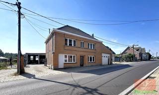 Ontdek deze open bebouwing met 340m² bewoonbare oppervlakte en bijhorende aparte loods (93m²) in het pittoreske en landelijke Bavegem, deelgemeente van het bruisende Sint-Lievens-Houtem.<br />Dit majestueuze renovatieproject biedt niet alleen comfort en ruimte om te leven in een rustige woonomgeving, maar ook tal van mogelijkheden voor zelfstandige activiteiten.<br />Naast een directe aansluiting op de E40 Gent/Brussel, is er ook een vlotte verbinding richting centrumsteden Aalst, Wetteren en Zottegem.<br />De directe nabijheid van het centrum van Sint-Lievens-Houtem geeft talloze mogelijkheden qua winkels, horeca, medische voorzieningen, ontspanning en cultuur.<br /><br />Het volledige domein van1462 m² bestaat uit de open woning, een ruime inpandige garage, een bewoonbare achterbouw met aansluitend een dubbele gemetselde auto- en fietsenstalling, een aparte loods van 93m² en een Zuidgerichte tuin van 850m². Er is een praktische zij-oprit richting tuin en binnenplaats met ruimte voor minstens 3 voertuigen.<br /><br /><strong>De indeling:</strong><br />Vooraan: inkomhal, apart toilet, dubbele woonkamer, eetkamer, keuken, bureauruimte , traphal en 1ste badkamer.<br />Achteraan: woongedeelte met 2 slaapkamers en 2de badkamer. Aansluitend aparte berging en gemetselde auto- en fietsenstalling.<br />Ruime inpandige garage met aansluitend grote bijkeuken en wasplaats.<br />Bovenverdieping: 4 slaapkamers, 3de badkamer, aparte berging en CV-ruimte.<br />Zolderverdieping van 45m² met vaste trap en uitbreidmogelijkheden.<br /><br />Mits enkele gerichte decoratieve en energetische ingrepen tovert u deze charmante woning om tot een warme thuisomgeving die comfort, gezelligheid en ruimte combineert met eventuele zelfstandige activiteiten. De prachtige grote zuid gerichte tuin maakt het de ideale plek om in alle harmonie te leven.<br /><strong>Mis deze uniek kans niet!</strong><br /><br /><strong>Weet</strong>: De vermelde prijs is een richtprijs/startprijs. Deze methode geeft jou, als potentiële koper, de kans om op een transparante manier te bieden. Na ontvangst van deze biedingen zal de verkoper beslissen of hij/zij de eigendom verkoopt aan het hoogste bod, de richtprijs is aldus niet bindend voor de verkoper.<br /><br /><strong>Benieuwd naar deze absolute topper ?? Kom langs tijdens een bezoekmoment !!</strong><br />Maak snel jouw afspraak via immo@vastgoed-ff.be, bel <strong>Gunther op 0476/60 67 96</strong> of bel tijdens de kantooruren naar <strong>053/21.21.21</strong><br /><br /><br />