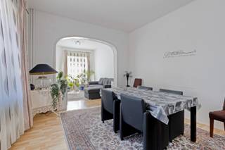 Deze goed gelegen woning in Boutersem is perfect voor gezinnen die op zoek zijn naar een ruime en comfortabele woning. Met 4 slaapkamers, een tuin en een terras biedt deze woning voldoende ruimte voor het hele gezin om te genieten van het buitenleven. De locatie is top: tussen Leuven en Tienen, vlakbij het sportcomplex Sport'o'Droom, winkels, restaurants, uitvalswegen, enz. <br /><br />Met een bewoonbare oppervlakte van 170m², is er genoeg ruimte voor het hele gezin. De oostelijke oriëntatie van de tuin zorgt ervoor dat u 's ochtends kunt genieten van de zon en kunt genieten van een kopje koffie op het terras.<br /><br />De woning heeft een EPC-waarde van energielabel E, wat betekent dat er nog ruimte is voor verbetering op het gebied van energiezuinigheid. Er is echter wel 1 ruime badkamer en 1 parkeerplaats beschikbaar, wat het comfort van de woning ten goede komt. Daarnaast is de elektrische keuring conform. <br /><br />Kortom, deze woning in Boutersem biedt alles wat u nodig heeft: ruimte, comfort, toplocatie en een mooie gezellige tuin om van te genieten. <br />Graag een bezoek? Bel David van LED-ON-IMMO op het nummer 0476 98 91 76 of mail naar info@ledonimmo.be. Tot gauw ;)