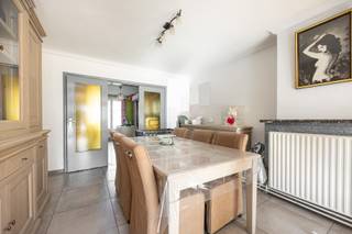 <p>Dit aangename appartement is centraal gelegen aan de Graatakker in Turnhout, op wandelafstand van winkels en dagelijkse voorzieningen. Dankzij de centrale ligging zijn ook horeca, openbaar vervoer en andere faciliteiten vlot bereikbaar.<br /><br />Het appartement van 79 m² omvat een inkomhal met berging, een lichtrijke leefruimte met aansluitende keuken, twee slaapkamers en een badkamer. De leefruimte vormt het aangename hart van de woning en geniet dankzij de grote raampartijen van een fijne lichtinval. Beide slaapkamers bieden een praktische en rustige slaap- of werkruimte. Een bijkomende troef is het westgerichte terras, waar u in alle rust van de namiddag- en avondzon kunt genieten. De 18 zonnepanelen en een thuisbatterij van 10 kWh zorgen bovendien voor een energiezuinige woning. <br /><br />Met een EPC-score van -33 beschikt het appartement over een uitstekende energieprestatie. Op basis van deze score valt het pand niet onder de renovatieverplichting.<br /><br />• 79 m² bewoonbare oppervlakte<br />• 18 Zonnepanelen + thuisbatterij<br />• EPC-score -33<br />• Centrale ligging nabij winkels en voorzieningen</p>
