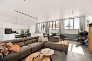 In de voormalige gemeenteschool van Oostkerke, deelgemeente van Diksmuide, huisvest deze gerenoveerde woning met volgende...