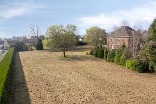 Deze karaktervolle woning is gunstig gelegen in Mol-Wezel en biedt een vlotte verbinding naar omliggende gehuchten, gemeenten, de Zuiderring...