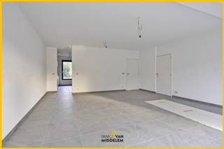 Immo Van Middelem verkoopt deze instapklare nieuwbouwwoning (+/- 195 m²) op een perceel van +/- 3a33ca met 4 kamers, inpandige garage en tuin...