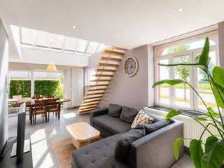 omvattende een mooie en klare living, hobbyruimte/open mezzanine meegaand met de living, volledig ingerichte moderne open keuken, badkamer op het gelijkvloers en douchekamer op het verdiep, 2 aparte toiletten, 3 slaapkamers waarvan 1 op het gelijkvloers, ruime wasberging, koele berging, grote zolder, carport, tuinberging en tuin met terras