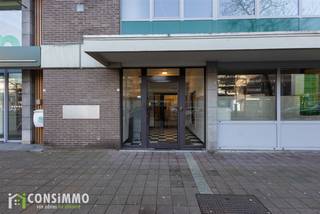 Bent u op zoek naar een appartement op een centrale ligging in Genk? Dit appartement aan de Dieplaan 15 bus 23 combineert een praktische indeling met een aangenaam terras, een lift in het gebouw en een gunstige EPC-score. Ideaal voor eigen bewoning of als interessante investering zonder renovatieverplichting.<br /><br /><strong><u>Indeling:</u></strong><br />Het appartement is gelegen op de 2de verdieping en kijkt uit naar de Dieplaan. Het appartement heeft een bewoonbare oppervlakte van 58 m² en omvat een woonkamer, keuken, badkamer en twee slaapkamers en een apart toilet. Daarnaast beschikt het over een extra ruim terras waar u kan genieten van een moment buitenruimte midden in het stadscentrum.<br /><br />Het gebouw is voorzien van een lift, wat zorgt voor extra comfort en toegankelijkheid.<br /><br /><strong><u>Technische informatie:</u></strong><br />De ramen zijn voorzien van dubbele beglazing met aluminium profielen en de verwarming gebeurt elektrisch. Elektrische installatie is conform en goedgekeurd. Dankzij de gunstige EPC-score (label C) geldt er geen renovatieverplichting, wat het appartement extra interessant maakt voor zowel eigen gebruik als investering.<br /><br /><u><strong>Buurtinformatie:</strong></u><br />We genieten hier van een absolute topligging in het centrum van Genk, met winkels, horeca, openbaar vervoer en tal van voorzieningen op wandelafstand. Dankzij deze centrale locatie woont u hier in een levendige stadsomgeving waar alles binnen handbereik ligt.<br /><br />Het appartement momenteel verhuurd aan € 702/maand. De gemeenschappelijke kosten bedragen € 52,06/maand<br /><br />Bent u op zoek naar een centraal gelegen appartement met terras en lift, zonder renovatiezorgen? Contacteer ons via T: 089 69 30 01 of info@consimmo.be voor meer informatie of een bezoek ter plaatse.