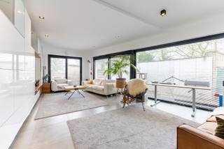 Bent u op zoek naar een volledig gerenoveerde woning (208m²) met 4 slaapkamers en ruime tuin? En hecht u veel waarde aan energiezuinig wonen?...