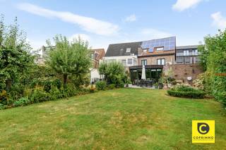 <p><span>Instapklare halfopen bebouwing met 4 slaapkamers, bureau en zuidwestgerichte tuin in centrum van Aartselaar</span></p><p><span> </span></p><p><span>Deze verzorgde en goed onderhouden halfopen bebouwing combineert ruimte, comfort en energiezuinigheid op een uitstekende locatie in Aartselaar. De woning staat op een mooi zuidwest georiënteerd perceel van 610 m² en beschikt over maar liefst 4 slaapkamers, een extra bureaukamer, een ruime garage en een oprit voor meerdere wagens.</span></p><p><span>Dankzij de 17 zonnepanelen in combinatie met een thuisbatterij en de aanwezige airco’s geniet u bovendien van hedendaags wooncomfort.</span></p><p><span> </span></p><p><span>Indeling:</span></p><p><span>Gelijkvloers</span></p><p><span>Bij binnenkomst valt meteen de lichtrijke en aangename leefruimte op. De open indeling zorgt voor een mooie verbinding tussen de woonkamer, eetruimte, keuken en de veranda/uitbouw.</span></p><p><span>De gezellige leefruimte is uitgerust met airconditioning. De open keuken is volledig ingericht en voorzien van de nodige toestellen. Aansluitend bevindt zich een praktische berging met douche, ideaal als extra bergruimte of voor dagelijks gebruik.</span></p><p><span>Via de grote schuiframen komt u rechtstreeks op het zonnige terras en in de verzorgde tuin. Dankzij de zuidwestelijke oriëntatie kunt u hier optimaal genieten van de zon. De tuin biedt bovendien veel privacy en vormt een heerlijke plek om te ontspannen, te spelen of gezellig samen te zijn met familie en vrienden.</span></p><p><span>Verder bevinden zich op het gelijkvloers een gastentoilet, ruime garage en een brede oprit met plaats voor meerdere wagens.</span></p><p><span> </span></p><p><span>Eerste verdieping</span></p><p><span>Op de eerste verdieping bevinden zich twee ruime slaapkamers voorzien van airco, naast een volledig uitgeruste badkamer met ligbad, lavabomeubel en toilet.</span></p><p><span>Daarnaast is er een veelzijdige extra ruimte die perfect dienst kan doen als bureaukamer, babykamer of dressing.</span></p><p><span> </span></p><p><span>Tweede verdieping</span></p><p><span>De tweede verdieping omvat nog twee volwaardige slaapkamers, waardoor de woning in totaal beschikt over vier slaapkamers. Ideaal voor een gezin, thuiswerk of wie nood heeft aan extra ruimte.</span></p><p><span> </span></p><p><span>Overzicht werken:</span></p><ul><li><span>Veranda/ uitbouw: 1999</span></li><li><span>Nieuwe verwarmingsketel= 2010</span></li><li><span>Ramen, garagepoort vernieuwd in 2013 </span></li><li><span>Plaatsen zonnepanelen: 17 stuks: 2016</span></li><li><span>Plaatsen airco: 2020</span></li><li><span>Thuis batterij voor de zonnepanelen: 2022</span></li></ul><p><span> </span></p><p><span>Troeven</span></p><ul><li><span>Zeer goed onderhouden halfopen bebouwing van 1991</span></li><li><span>4 slaapkamers + bureaukamer</span></li><li><span>Lichtrijke leefruimte op het gelijkvloers</span></li><li><span>Open keuken met toestellen</span></li><li><span>Veranda/uitbouw van 1999</span></li><li><span>Veel natuurlijke lichtinval</span></li><li><span>17 zonnepanelen met thuisbatterij</span></li><li><span>Airconditioning aanwezig</span></li><li><span>Ruime garage</span></li><li><span>Oprit met plaats voor meerdere wagens</span></li><li><span>Zuidwest georiënteerd perceel van 610 m²</span></li><li><span>Verzorgde en privacyvolle tuin</span></li><li><span>Kruipkelder</span></li><li><span>Betonconstructie</span></li><li><span>Kindvriendelijke en centrale ligging</span></li><li><span>Op wandelafstand van het centrum van Aartselaar</span></li></ul><p><span> </span></p><p><span>Wacht niet te lang om deze woning te ontdekken. Een instapklare woning met zoveel ruimte en een zuidwestgerichte tuin op deze centrale ligging is bijzonder gegeerd.</span></p><p><span> </span></p><p><span> </span></p><p><span> </span></p><p><span> </span></p><p><span> </span></p><p><span> </span></p>