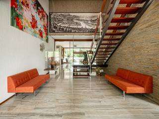 Deze emblematische, door architect Charlier ontworpen villa ligt op de hoogten van Luik, in een lommerrijke, gewilde woonwijk. De villa biedt...