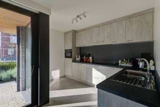 Welkom in Beerzel in dit recent en energiezuinig appartement.Een recent gelijkvloers appartement met 2 slaapkamers en vooraan een terras aan de...