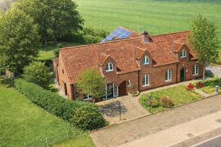 Op een unieke ligging in het groene Sint-Laureins vindt u deze veelzijdige woning met handelsruimte boordevol mogelijkheden. De...