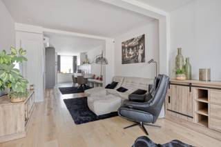 Prachtig gerenoveerde en instapklare woning met 2 slaapkamers te Lier.<br /><br />Gelegen op een toplocatie in Lier, met scholen, station, winkels en openbaar vervoer binnen handbereik.<br /><br />Dit pand werd recent volledig en hoogwaardig gerenoveerd, met oog voor detail en het gebruik van duurzame materialen. <br /><br />Bij het binnenkomen valt meteen de uitzonderlijke afwerking op. De leefruimte met aanpalende eetplaats ademt luxe dankzij de functionele maatkasten met geïntegreerde wasplaats, die zorgen voor een strakke look. Grote raampartijen zorgen dan weer voor de nodige natuurlijke lichtinval. De moderne keuken is voorzien van alle hedendaagse comfort. Verder hebben we nog een apart toilet met toegang tot de kelder. <br /><br />Op het 1ste verdiep vinden we de master bedroom uitgerust met inbouwkasten en airco, badkamer met ligbad/douchecombinatie en toilet alsook een volledig ingerichte dressingkamer. <br /><br />De 2e slaapkamer vinden we op de 2e verdieping, deze actueel ingericht werd als bureau. <br /><br />Extra troeven: dankzij de airco geniet je hier het hele jaar door van een perfect binnenklimaat, EPC label B, vliegenramen, 6 zonnepanelen, onderhoudsvriendelijke tuin met gezellig loungeterras, verwarmde zonnetent etc... <br /><br />Voldoende openbare parkeergelegenheid alsook mogelijkheid tot huren van een garage. <br /><br />Plan snel je bezoek!