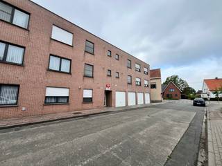 Het appartement bevindt zich in ideale staat.Beschikt over 2 slaapkamers.Nabij school en winkels.Genoeg parking aan de voorkant.Indeling:Living,...