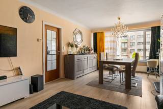 <p>Op de eerste verdieping van dit kleinschalige appartementsgebouw ontdek je dit lichtrijke appartement boordevol mogelijkheden. Of je nu op zoek bent naar een warme thuis of een slimme investering, het gunstige EPC-label B zorgt voor extra wooncomfort én een toekomstgerichte basis.</p>
<p>Via de inkomhal, die werd voorzien van een gastentoilet, kom je terecht in de aangename leefruimte. Dankzij de grote raampartijen baadt deze in natuurlijk daglicht en geniet je van een heerlijk gevoel van ruimte. Aansluitend bevindt zich de praktische keuken, geïnstalleerd met onder andere een keramische kookplaat, dampkap en spoelbak.</p>
<p>Verder beschikt het appartement over twee comfortabele slaapkamers (14 m² en 9 m²), waarvan één rechtstreeks toegang geeft tot het gezellige terras van maar liefst 13 m². De ideale plek om te genieten van een rustige ochtend met een kop koffie of een ontspannen zomeravond.</p>
<p>Tot slot vervolledigt de badkamer het geheel, deze werd uitgerust met een douche-bad en een lavabo.</p>
<p><strong>Momenteel verhuurd</strong> à € 620,89/maand wat zorgt voor € 7.450,68 op jaarbasis. Dit resulteert in een rendement van 3,50 %. De huurder betaald tevens € 5,00 aan maandelijkse kosten (elektriciteit van de gemene delen).</p>
<p><strong>Technische gegevens: Geen syndicus! </strong>Centrale verwarming op gas via een condenserende ketel (individueel), HR-beglazing in PVC.</p>
<p><strong>Stedenbouwkundige inlichtingen en bodemattest aanwezig. Asbestattest in aanvraag. Bevindt zich niet in een risicozone voor overstromingen (P- en G-score A). Renovatieverplichting niet van toepassing.</strong></p>