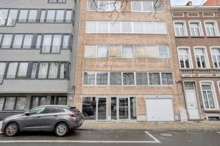 <p>Te koop: gesloten handelspand aan de Koningin Astridlaan in Mechelen, op korte afstand van het centrum.</p>

<p> </p>

<p>Dit handelspand uit 1966 ligt op de stadsrand van Mechelen, met het bruisende centrum op slechts enkele minuten. Dankzij de ligging nabij belangrijke invalswegen, het treinstation en openbaar vervoer is de bereikbaarheid uitstekend. De omgeving biedt een mix van woonkern, scholen en parken, waardoor er een constante stroom van passanten is.</p>

<p> </p>

<p>Belangrijkste ruimtes:<br />• Handelsruimte met etalage en lichtinval<br />• Opslagruimte achteraan, ideaal voor voorraad of werkruimte<br /> </p>

<p> </p>

<p>Troeven:<br />• Nabij centrum Mechelen<br />• Vlotte bereikbaarheid met auto en openbaar vervoer<br /> </p>

<p> </p>

<p>Neem vandaag nog contact op met je ERA-makelaar voor een bezoek.</p>

<p> </p>

<p>JOUW DROOMHANDELSPAND. ZO GEVONDEN!</p>