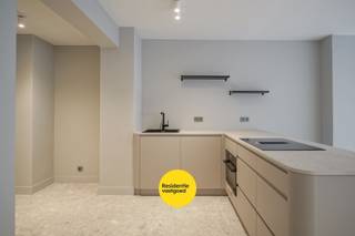 In een verzorgde residentie in Oostende vindt u dit volledig gerenoveerde en smaakvol ingerichte appartement, gerenoveerd in 2026. Zowel de gevel...