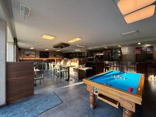 Dit unieke handelspand, gecombineerd met een apart 2-slaapkamerappartement, bevindt zich op loopafstand van het centrum van Mol. De locatie...