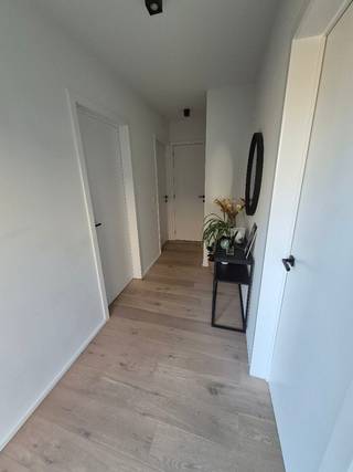 𝐎𝐦𝐠𝐞𝐯𝐢𝐧𝐠:
+ Centraal en groen gelegen
+ Op een boogscheut van Zonhoven centrum
+ Supermarkten, scholen, openbaar vervoer, lokale handelaars,... in de onmiddellijke omgeving
+ Talrijke mooie wandel- en fietsroutes dankzij de nabijheid van verschillende natuurgebieden (De Teut (op wandelafstand), Ballewijer, De Wijers, Bokrijk, Kiewit...)
+ Vlotte verbinding naar E313/E314
𝐓𝐫𝐨𝐞𝐯𝐞𝐧:
+ Halfopen recente woning (2022)
+ Duurzame en kwaliteitsvolle materialen gebruikt: vol eikenhouten parket, aluminium ramen met 3-dubbele beglazing, A-merk keukentoestellen, rolluiken…
+ Een volledig instapklare woning met een strak en netjes afgewerkt interieur, geschilderde muren, inbouwkasten
+ Lichtrijke leefruimte (+/-53m²) met open keuken voorzien van alle comfort en een groot eiland
+ Veel natuurlijk lichtinval door de grote raampartijen over de hele woning
+ Leefruimte en slaapkamer voorzien van aluminium rolluiken (Somfy)
+ Afgewerkte bureauruimte (voorzien van inbouwkasten), die kan dienen als vierde slaapkamer op het gelijkvloers
+ 3 slaapkamers op de eerste verdieping
+ Badkamer met inloopdouche en met voorzieningen voor extra ligbad
+ Op elk verdiep een aparte toiletruimte
+ Erg zuinige en bijna-energieneutrale (BEN) woning met een EPC-label A (E-peil: 12)
+ Ventilatiesysteem klasse D
+ Vloerverwarming op gelijkvloers
+ Verwarming met een zuinige condenserende gasketel
+ 12 zonnepanelen (4080 Wp)
+ Leefruimte, bureau, berging en alle slaapkamers met bekabelde internetverbinding
+ Regenwaterput van 5000 liter
+ Zonnig terras (30m²) in mooie, omheinde tuin
+ Tuinhuis (12m²) voorzien van elektriciteit en water
+ Carport met aangrenzende berging
+ Voldoende parkeergelegenheid aan de woning
𝐔𝐢𝐭 𝐝𝐞 𝐡𝐚𝐧𝐝 te koop onder 𝐫𝐞𝐠𝐢𝐬𝐭𝐫𝐚𝐭𝐢𝐞𝐬𝐭𝐞𝐥𝐬𝐞𝐥 (2% indien enige eigen woning)
Bijkomende foto's mogelijk op aanvraag.
𝐂𝐨𝐧𝐭𝐚𝐜𝐭:
Contacteer ons op +32 472 26 25 70 voor meer info.