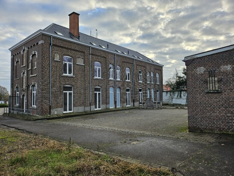 Opbrengstpand: 3 gerenoveerde woningen in halfopen en gesloten bebouwing - foto 3